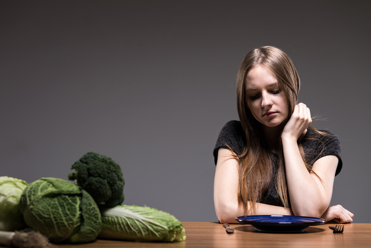 Bulimia és beteges hiedelmek az egészséges táplálkozásról, nő, étvágytalanság, zöldségek