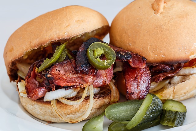 Burger, mint a bulimia esetén a túlfogyasztás jele.