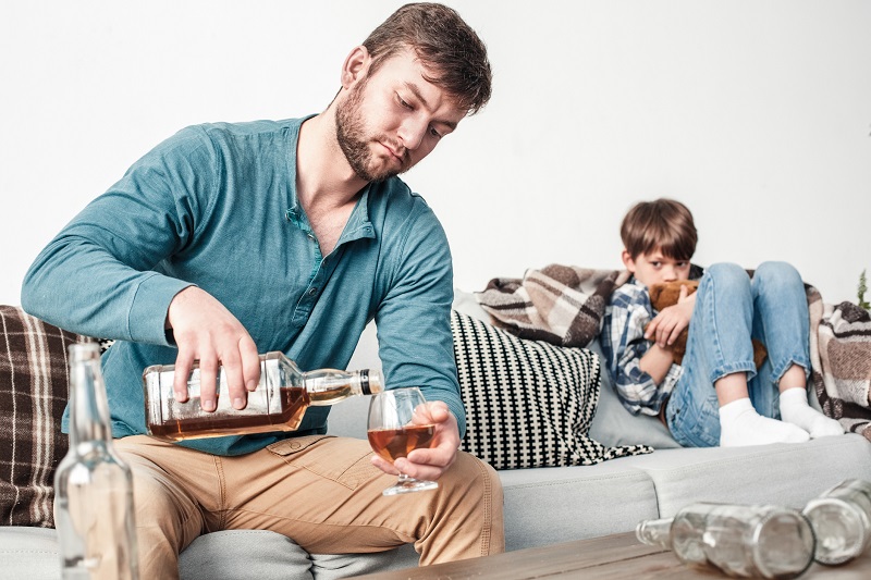 Az apa alkoholfüggősége, amitől különösen a gyerekek szenvednek.