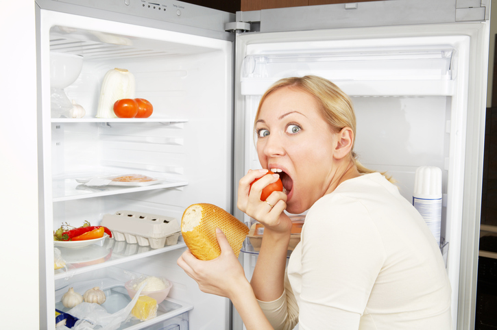 Nő a hűtőszekrényben, mint a bulimia túlfogyasztásának jele