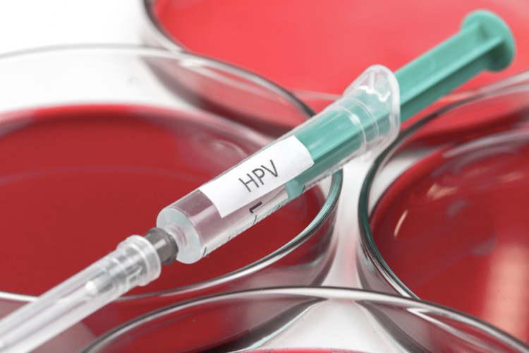 fecskendő HPV vakcinával