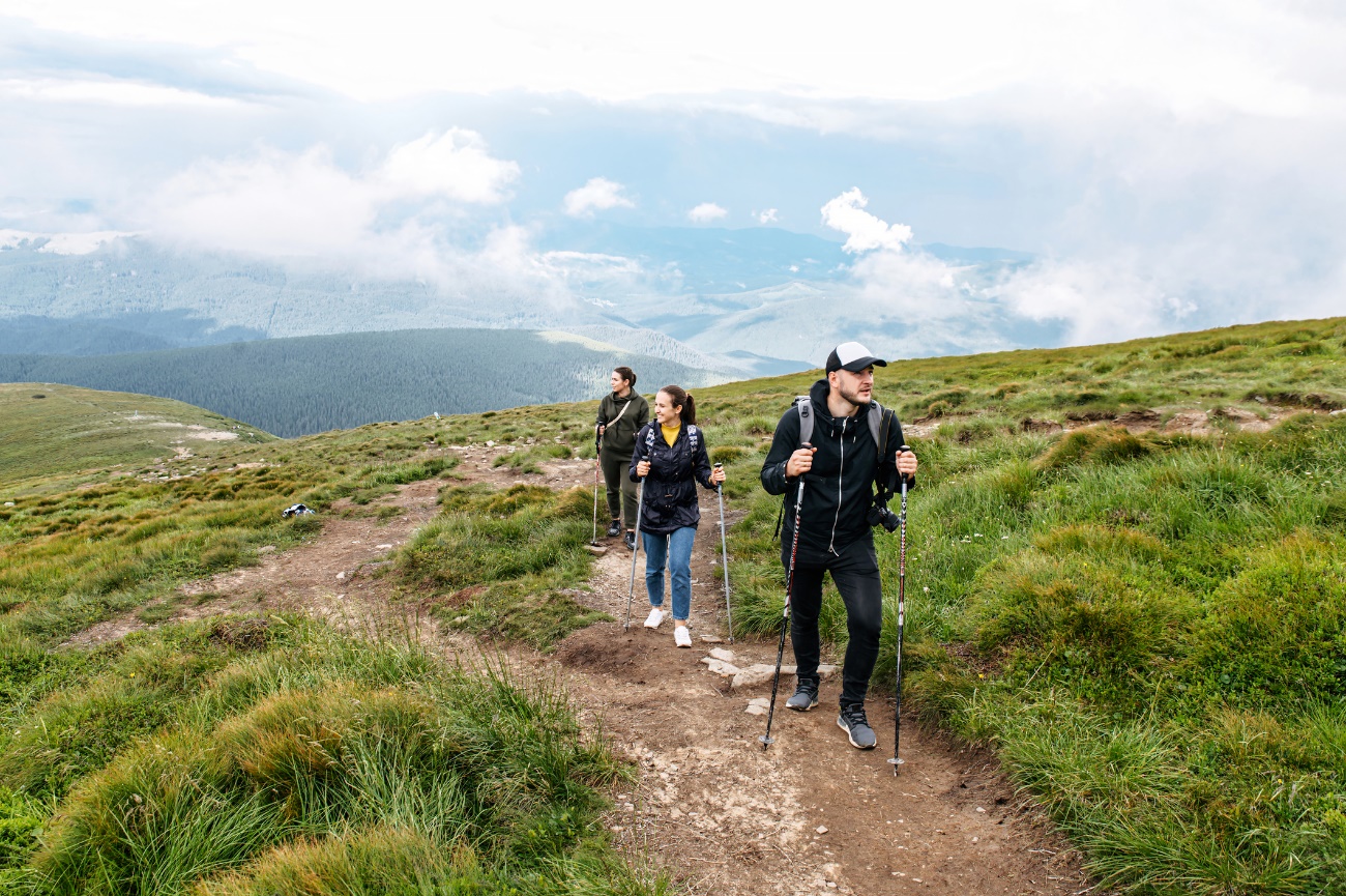 Csoportos nordic walking a természetben