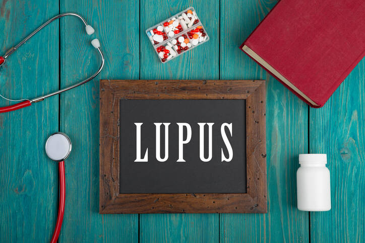 Szisztémás lupus erythematosus: Hogyan jelentkezik, okozhat-e rokkantságot?