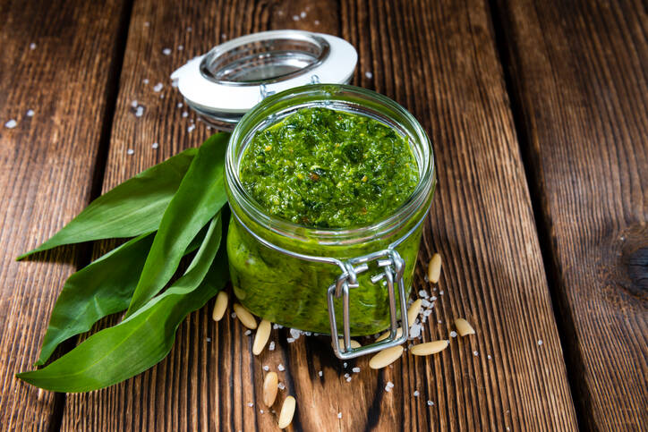 Medve fokhagymás pesto (kenhető)? Egy egészséges recept a tavaszi tisztuláshoz